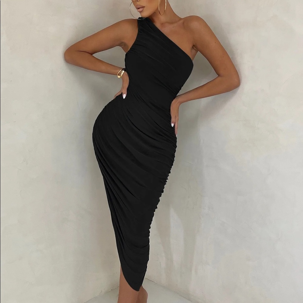 Club L BLACK ONE SHOULDER RUCHED MIDI DRESS